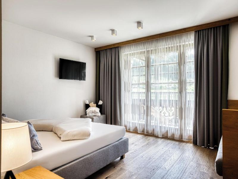 Puradies Hotel & Chalets image