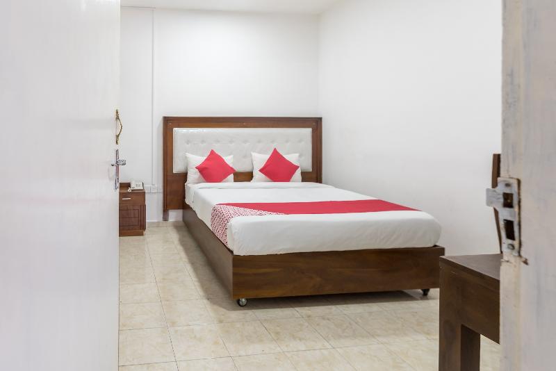 Metro Marine Drive Hotel image