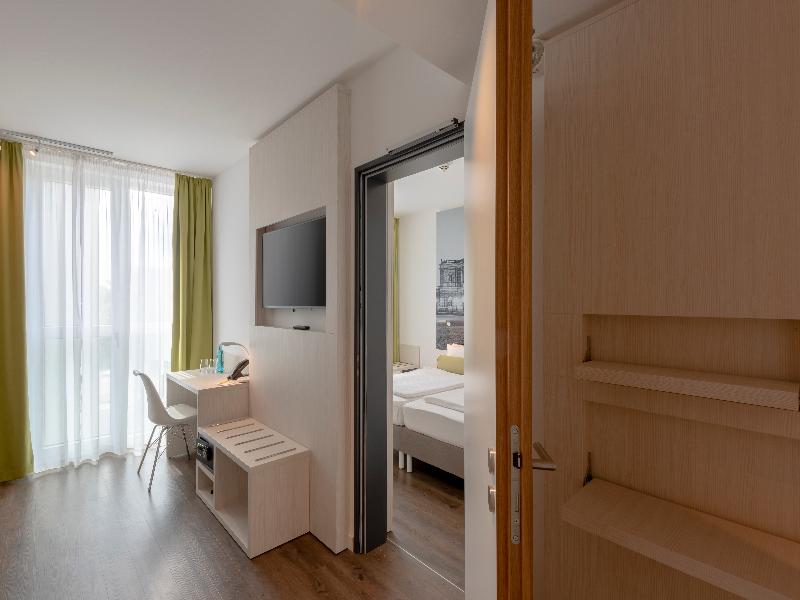Super 8 by Wyndham Dresden image