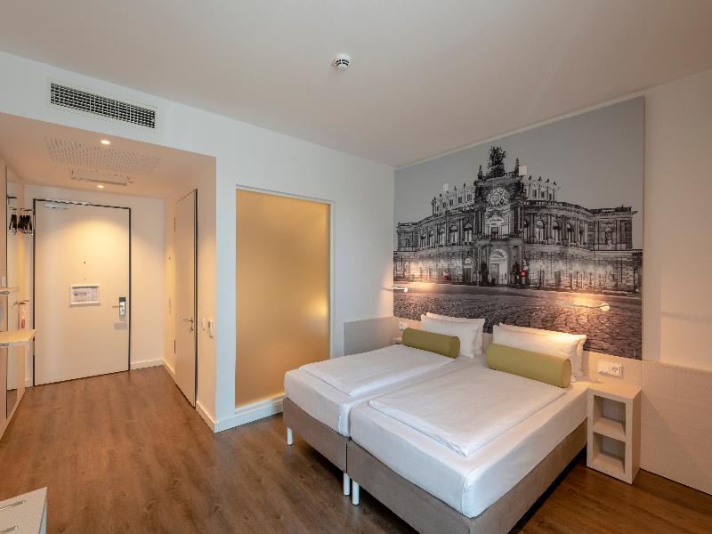 Super 8 by Wyndham Dresden image