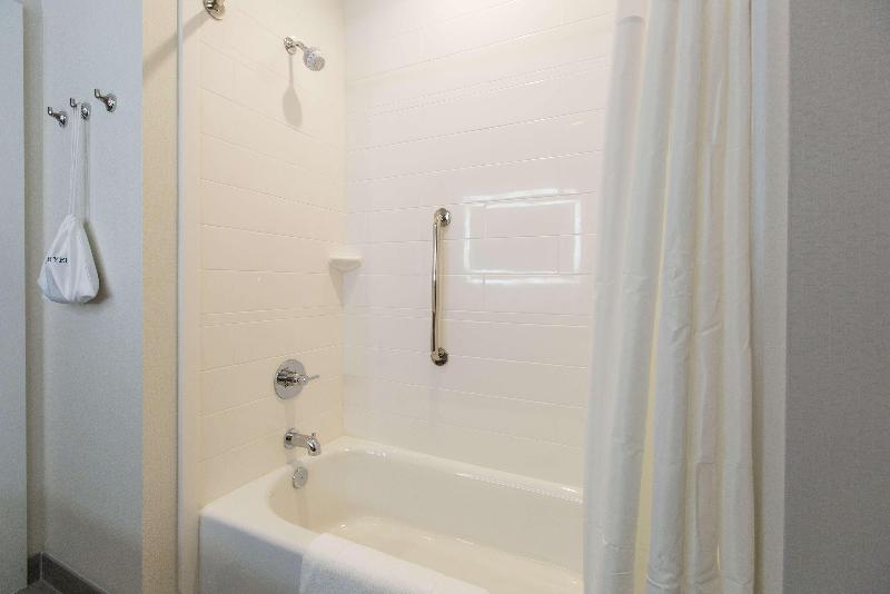 Hampton Inn Mustang image