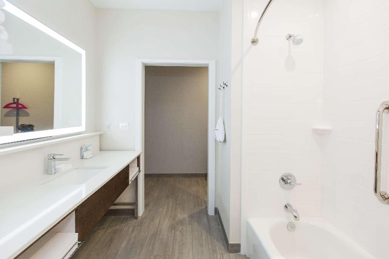 Hampton Inn Mustang image