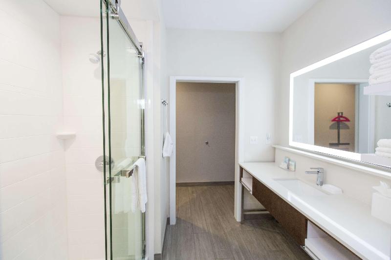 Hampton Inn Mustang image