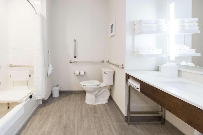 Hampton Inn Mustang image 1