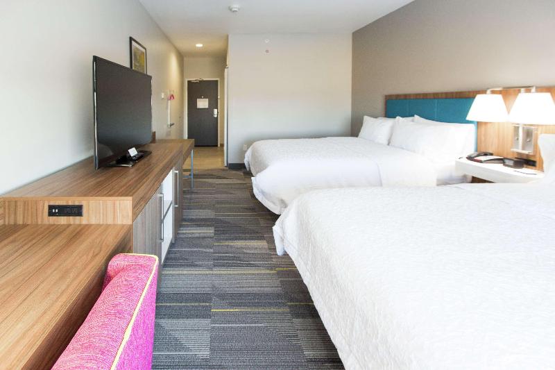 Hampton Inn Mustang image