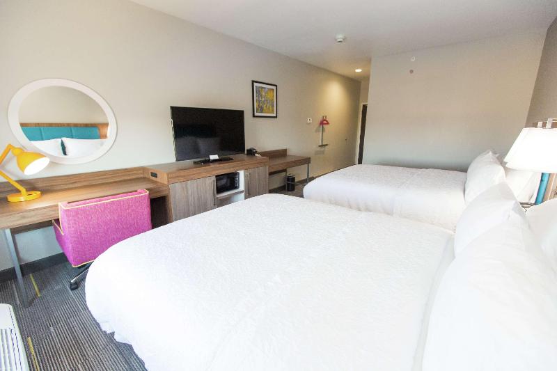 Hampton Inn Mustang image
