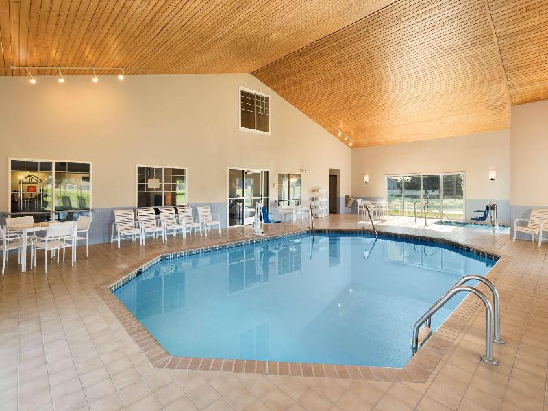 Country Inn & Suites By Radisson Chippewa Falls Wi image
