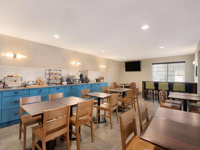 Country Inn & Suites By Radisson Chippewa Falls Wi image