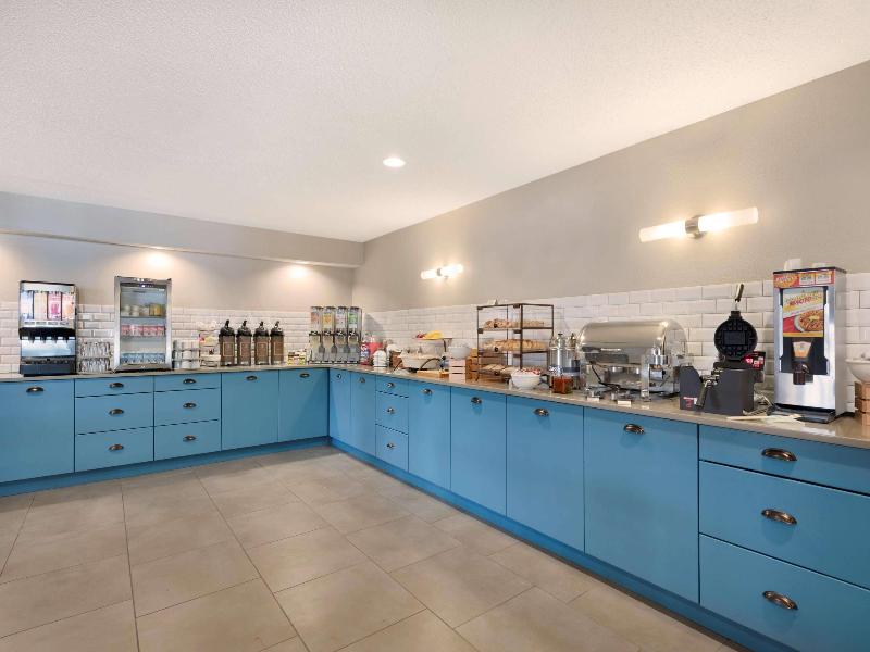 Country Inn & Suites By Radisson Chippewa Falls Wi image