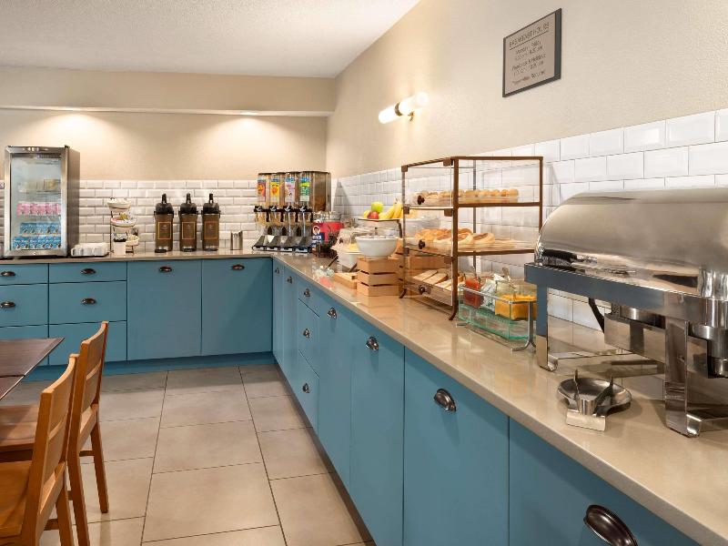 Country Inn & Suites By Radisson Chippewa Falls Wi image