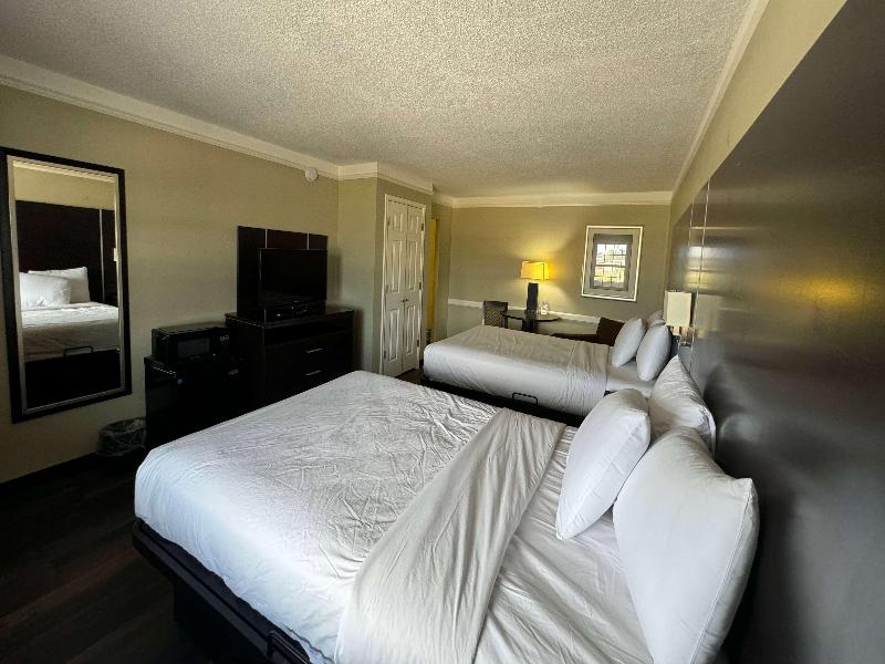 Travelodge By Wyndham Tuscaloosa image