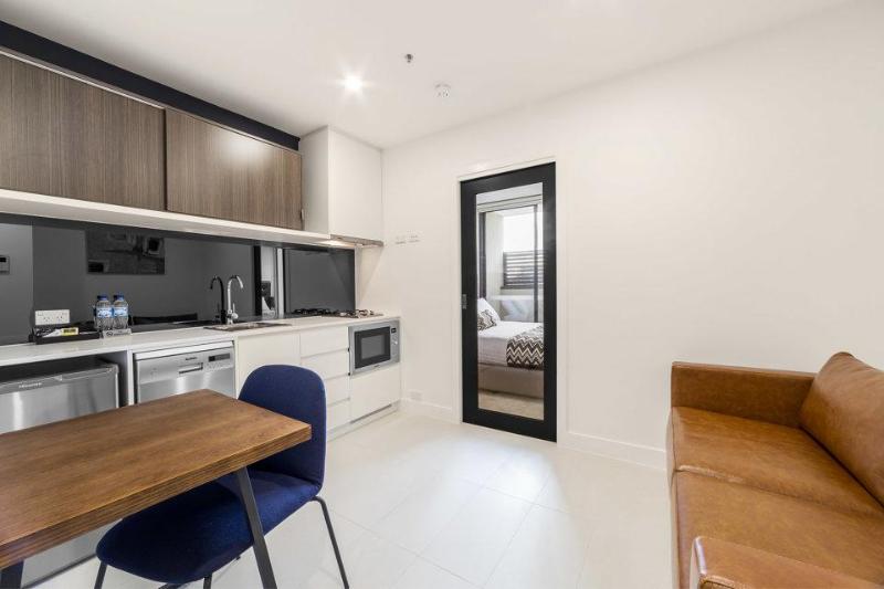 Whitehorse Apartments Hotel image