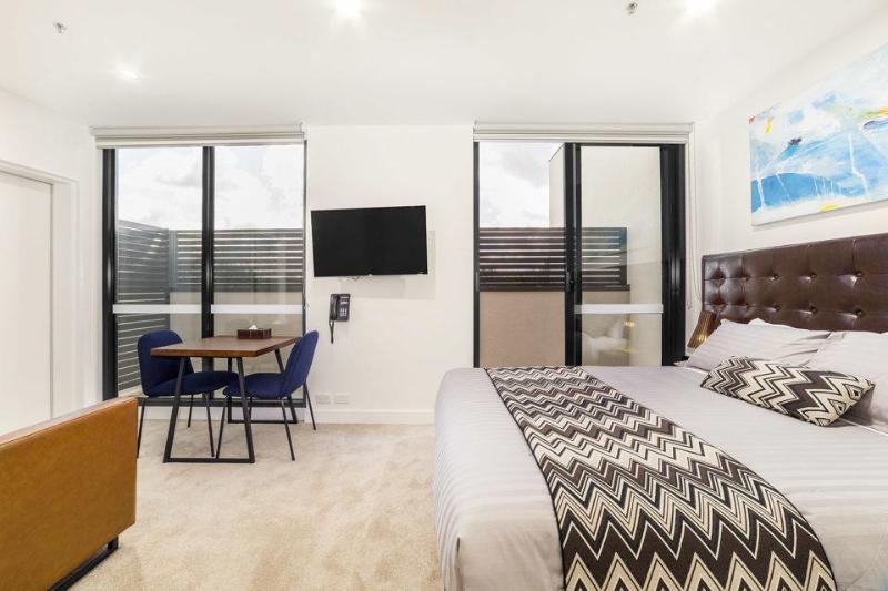Whitehorse Apartments Hotel image