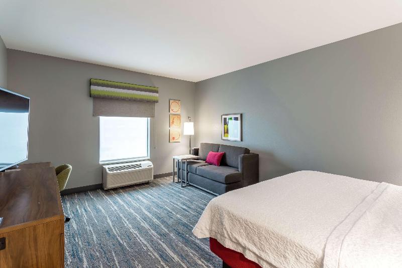 Hampton Inn Madison image