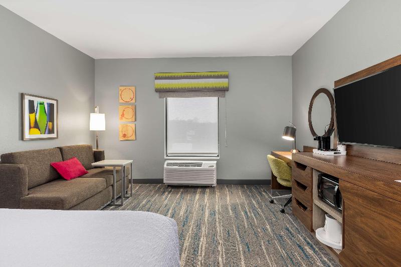 Hampton Inn Madison image