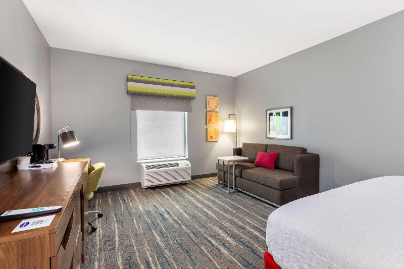 Hampton Inn Madison image