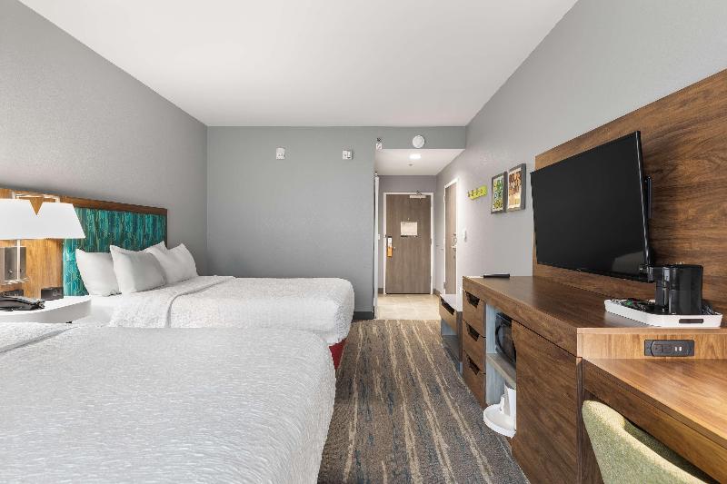 Hampton Inn Madison image