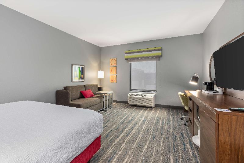 Hampton Inn Madison image