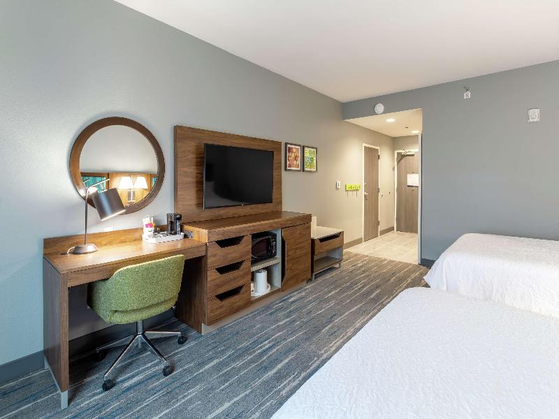 Hampton Inn Madison image