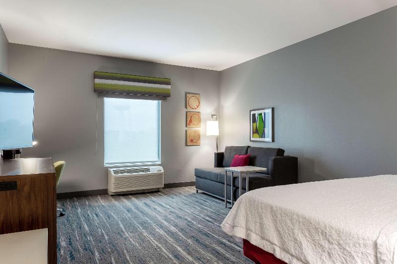 Hampton Inn Madison image