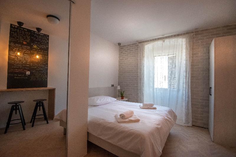 Old Town Pula Studio Apartments image