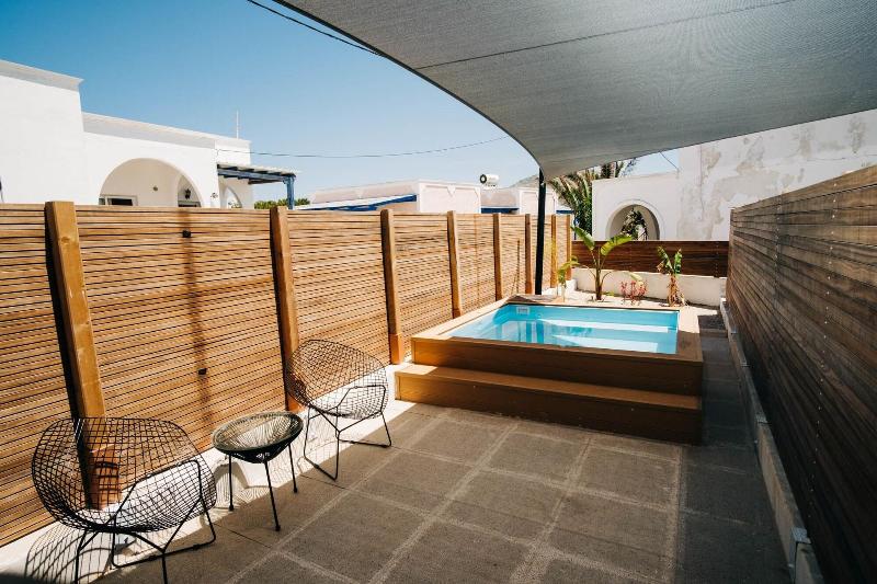 Mesanto Luxury Suites - Image 8