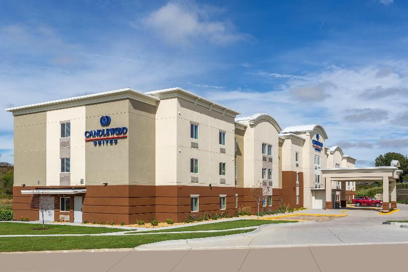 Candlewood Suites Davenport image