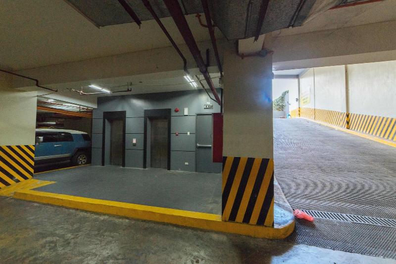 RedDoorz Premium @ West Avenue Quezon City image