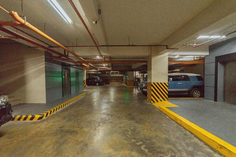 RedDoorz Premium @ West Avenue Quezon City image