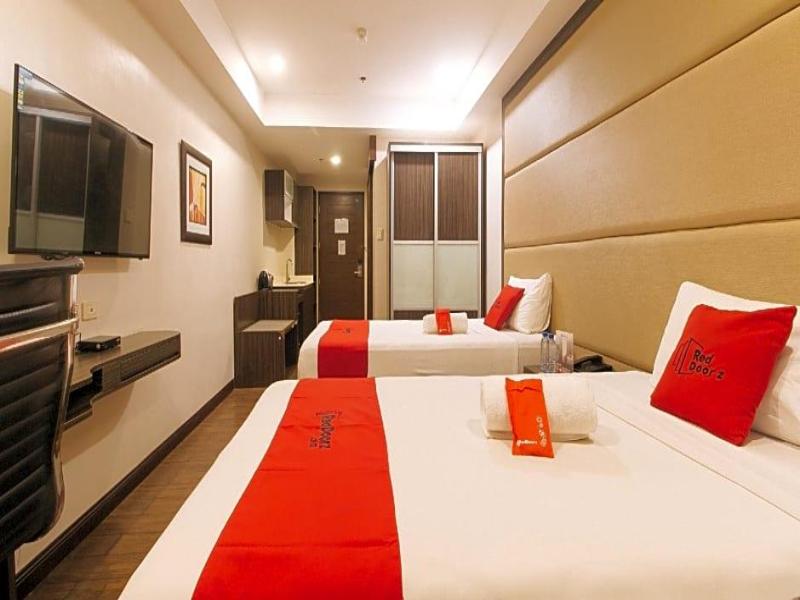 RedDoorz Premium @ West Avenue Quezon City image