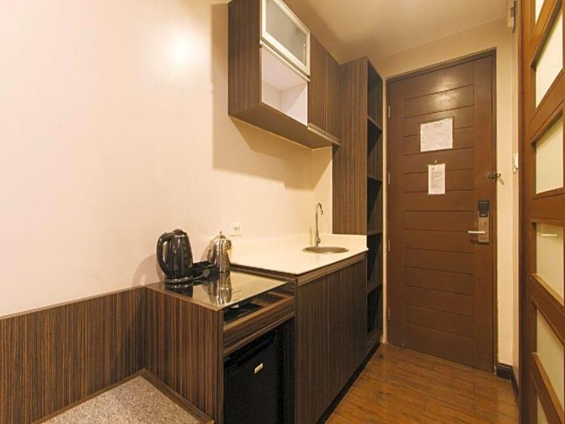 RedDoorz Premium @ West Avenue Quezon City image