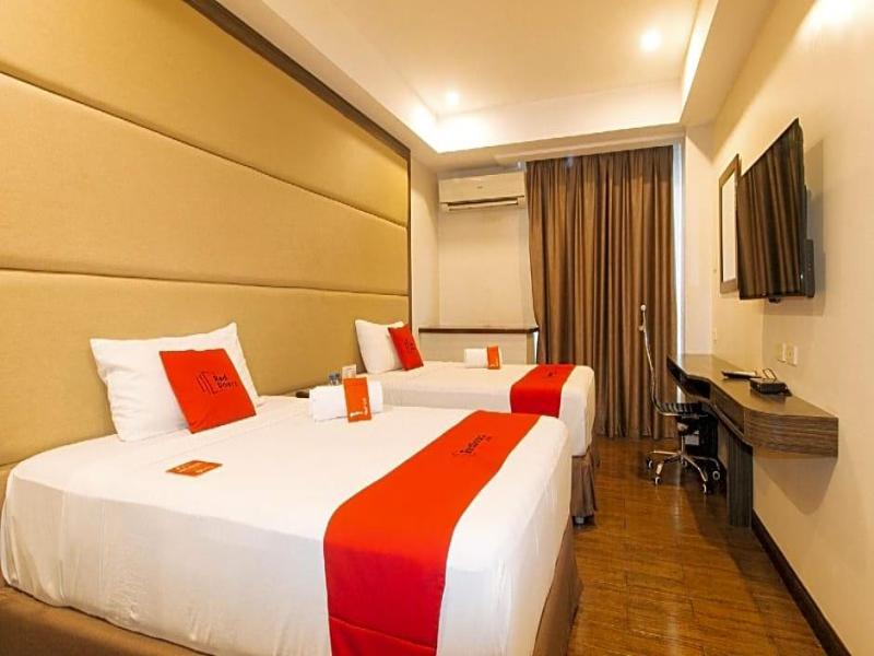 RedDoorz Premium @ West Avenue Quezon City image