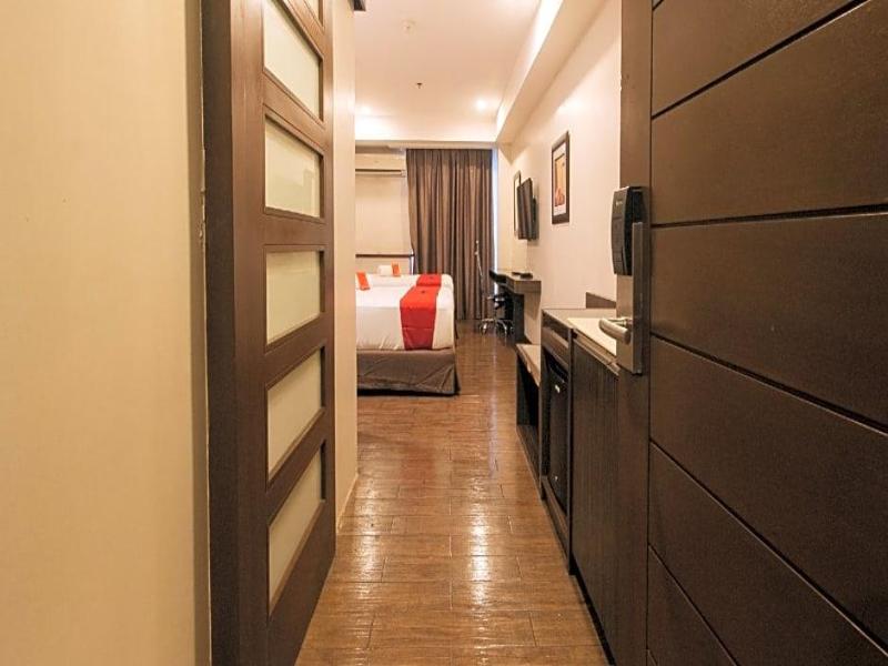 RedDoorz Premium @ West Avenue Quezon City image