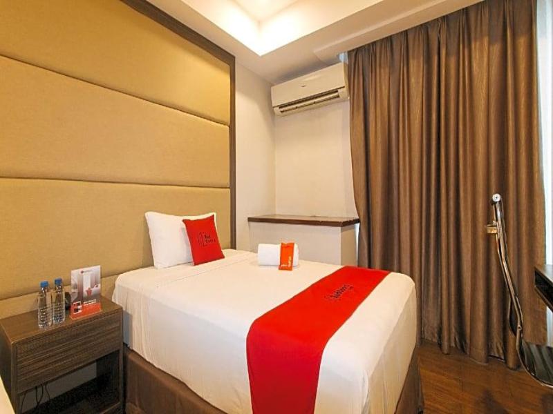 RedDoorz Premium @ West Avenue Quezon City image