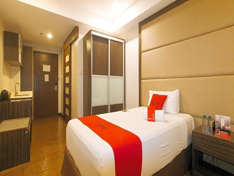 RedDoorz Premium @ West Avenue Quezon City image