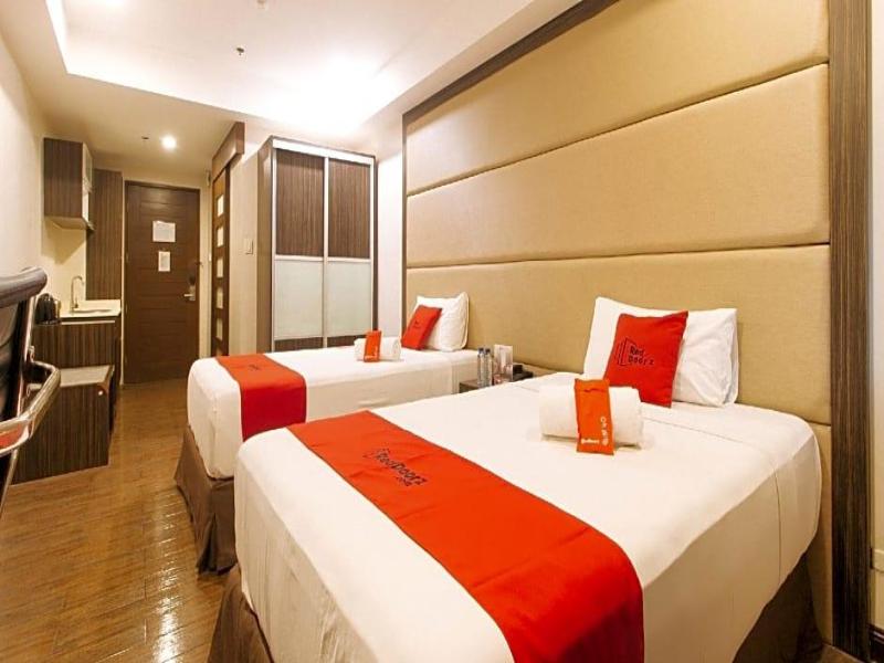 RedDoorz Premium @ West Avenue Quezon City image