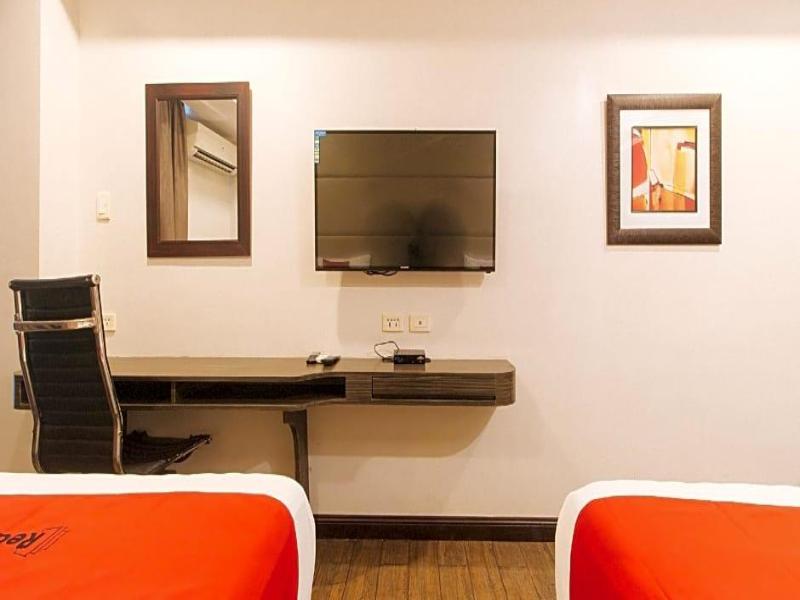 RedDoorz Premium @ West Avenue Quezon City image