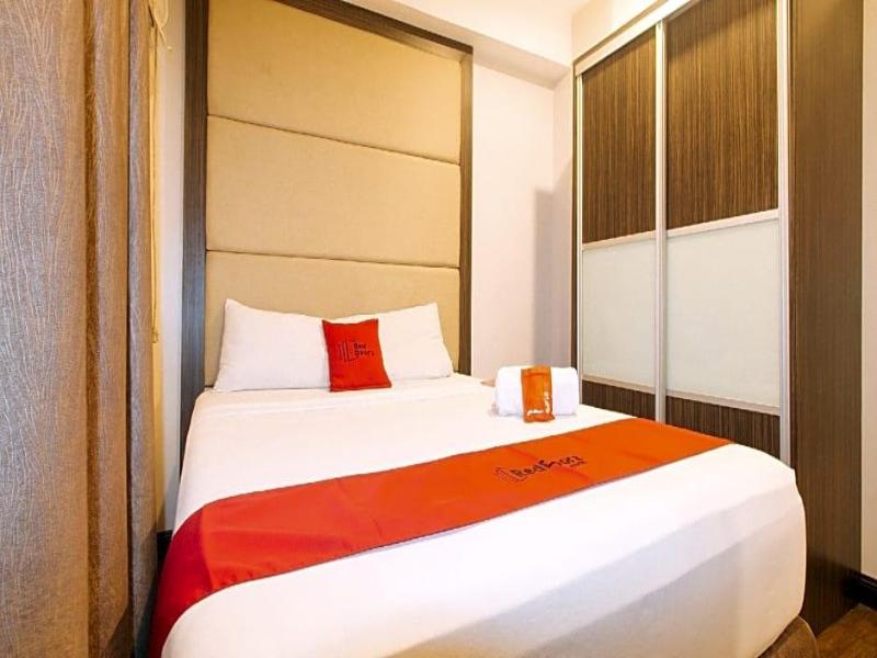 RedDoorz Premium @ West Avenue Quezon City image