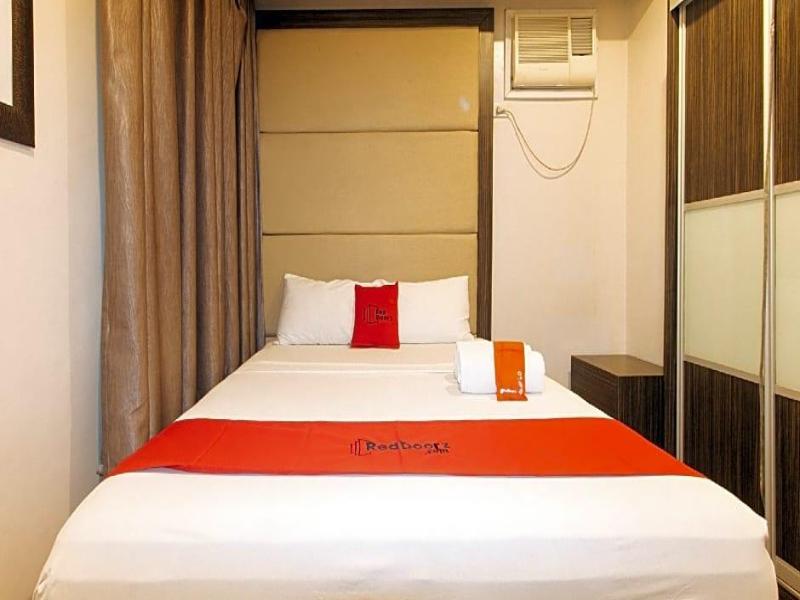 RedDoorz Premium @ West Avenue Quezon City image