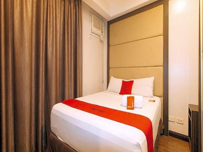 RedDoorz Premium @ West Avenue Quezon City image