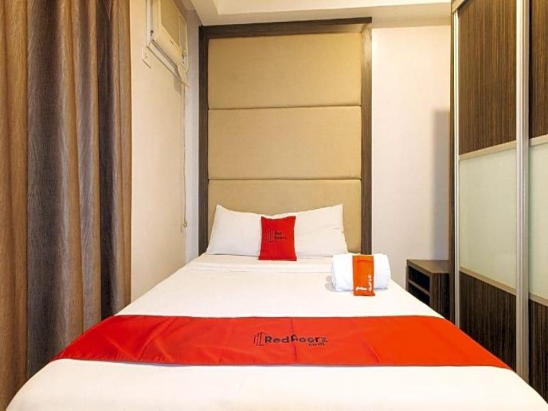 RedDoorz Premium @ West Avenue Quezon City image