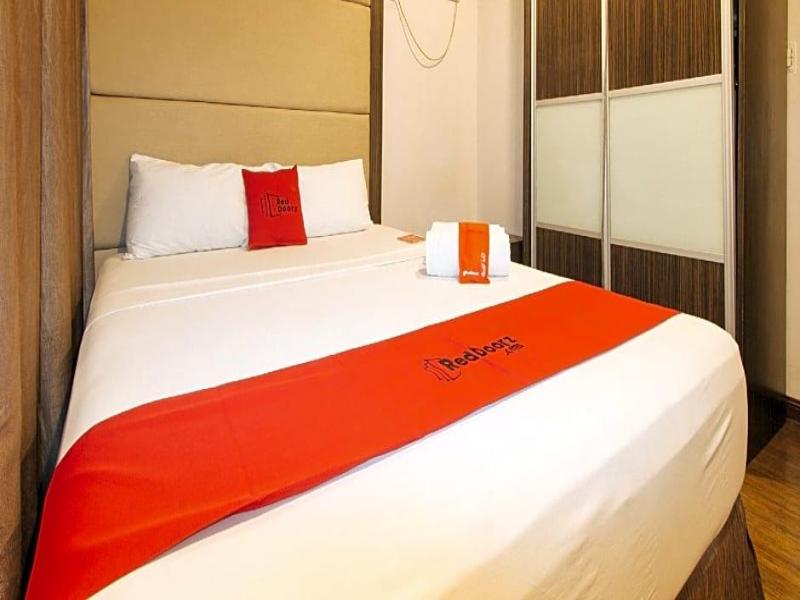 RedDoorz Premium @ West Avenue Quezon City image