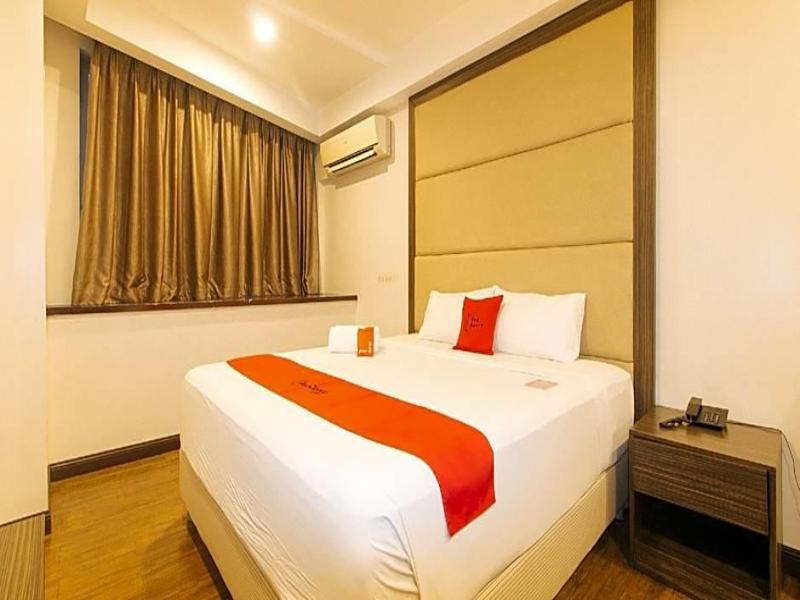 RedDoorz Premium @ West Avenue Quezon City image