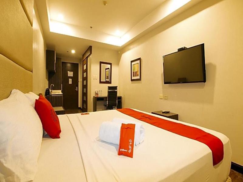 RedDoorz Premium @ West Avenue Quezon City image
