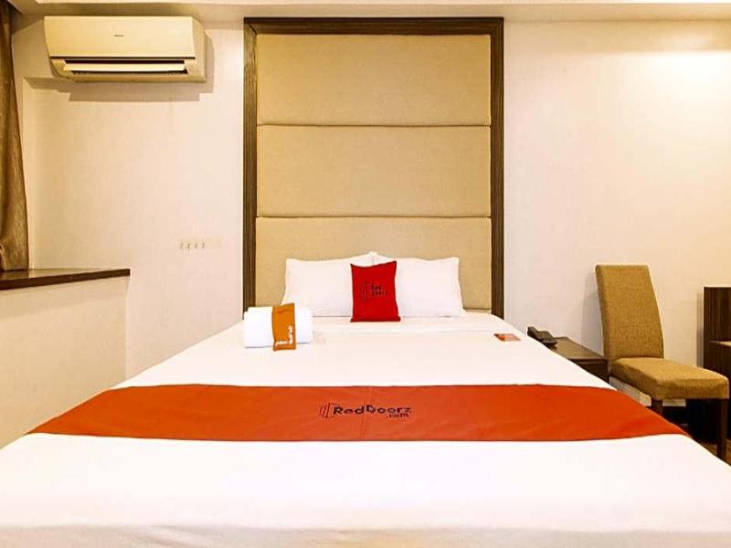 RedDoorz Premium @ West Avenue Quezon City image