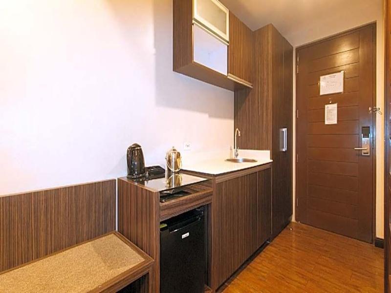 RedDoorz Premium @ West Avenue Quezon City image