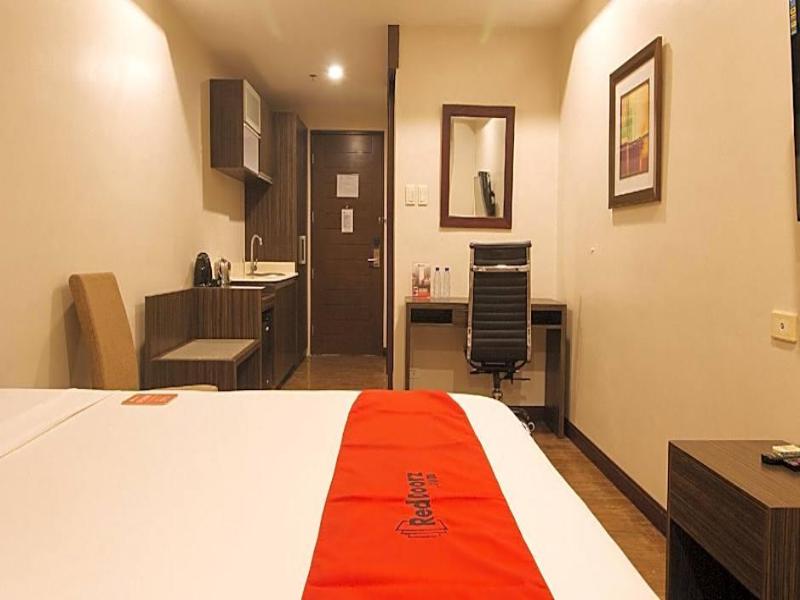 RedDoorz Premium @ West Avenue Quezon City image
