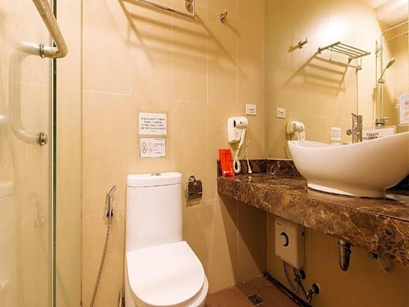 RedDoorz Premium @ West Avenue Quezon City image