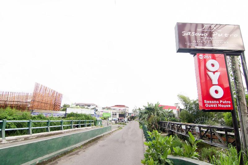 261 Sasono Putro Guest House image
