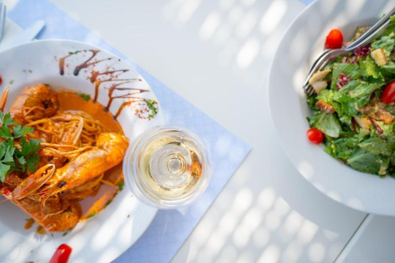 Makis Inn Resort image